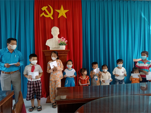 Liên đoàn Lao động huyện Hàm Thuận Bắc tặng quà cho thiếu nhi nhân Tháng hành động vì trẻ em